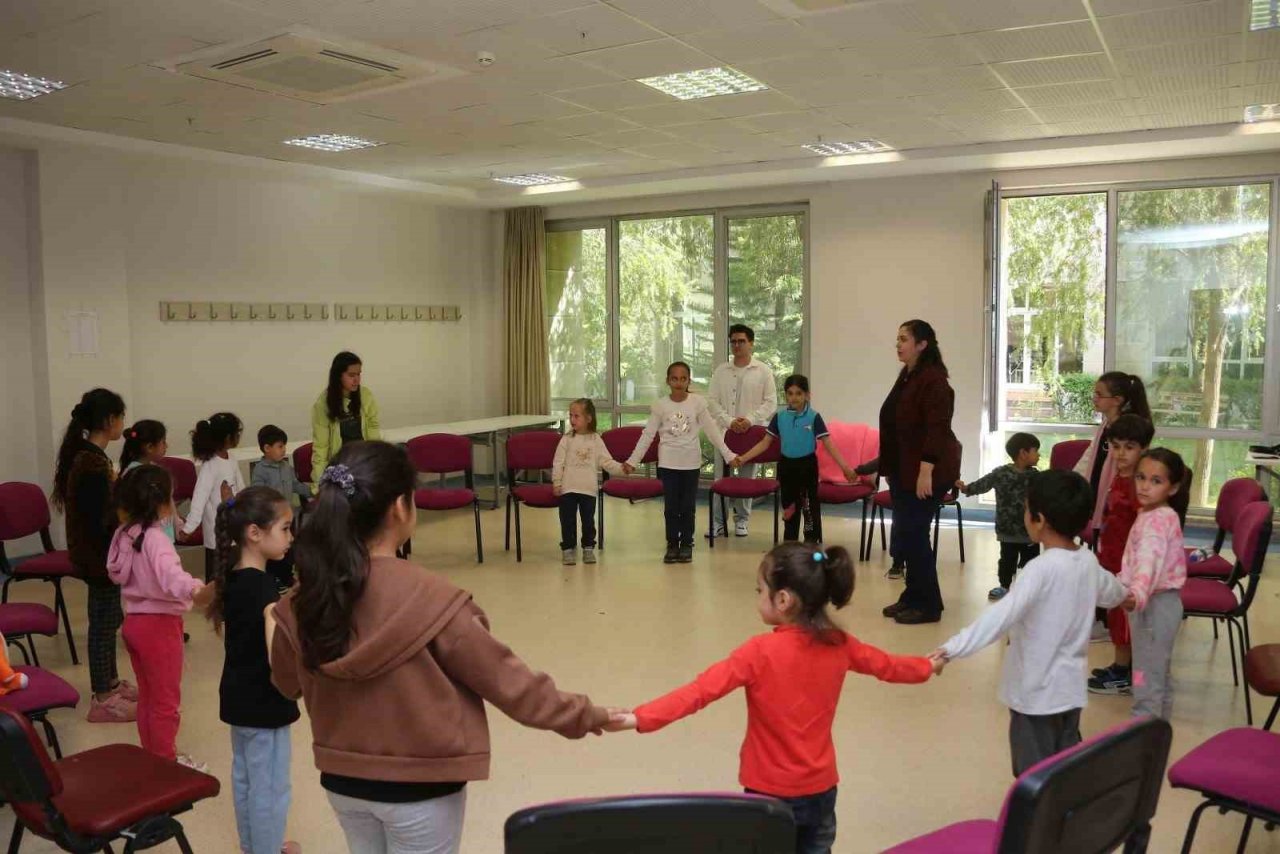 Depremzede çocuklar eğlenerek öğreniyor