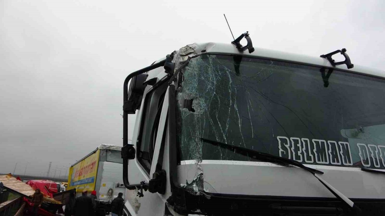 Çekmeköy’de art arda iki kaza: Tır ve kamyonet birbirine girdi