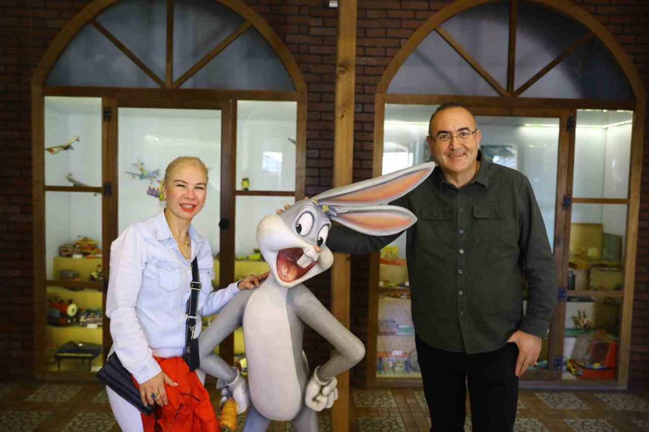 Sunay Akın kuruluşunda görev aldığı Oyuncak Müzesi’ni gezdi