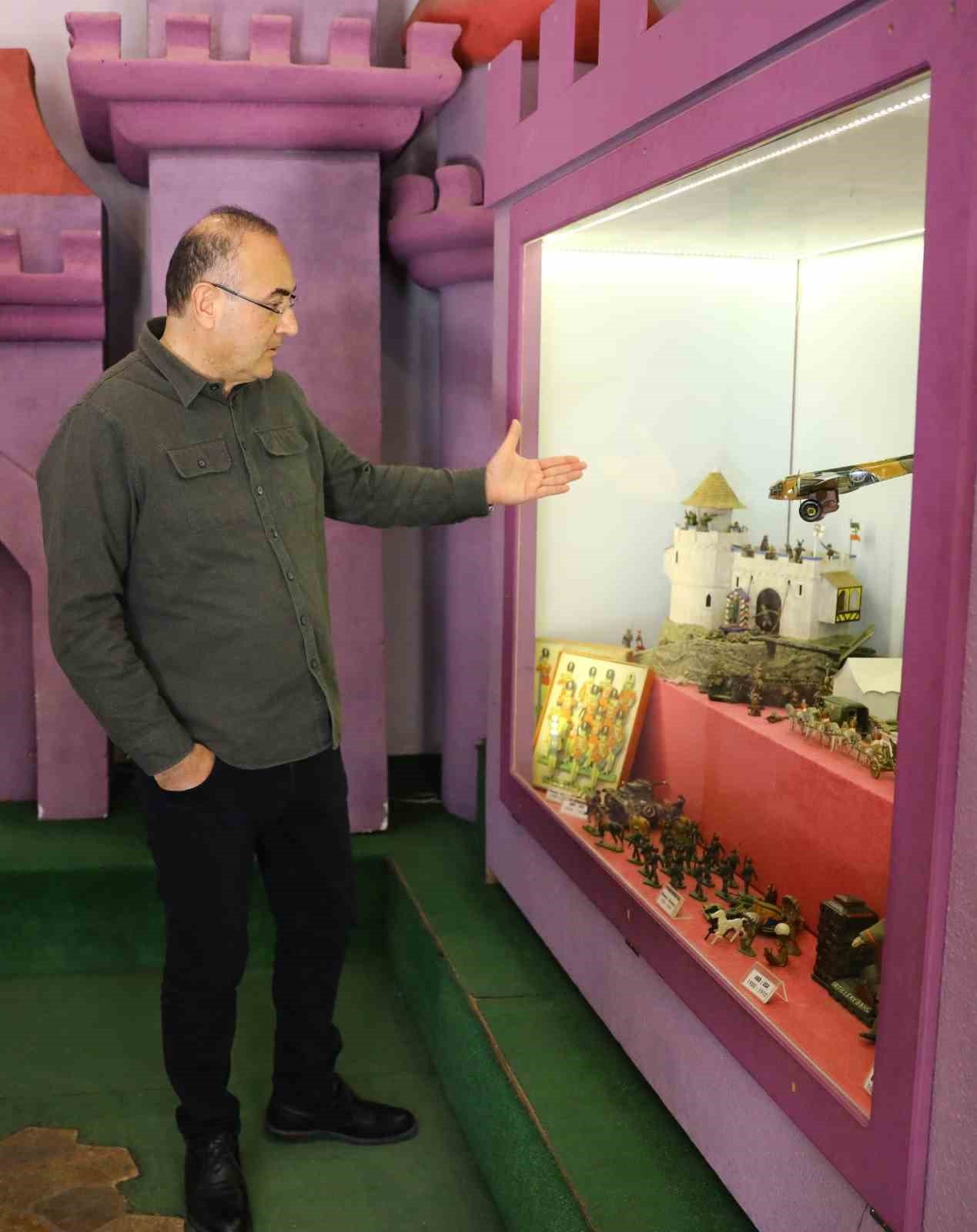 Sunay Akın kuruluşunda görev aldığı Oyuncak Müzesi’ni gezdi