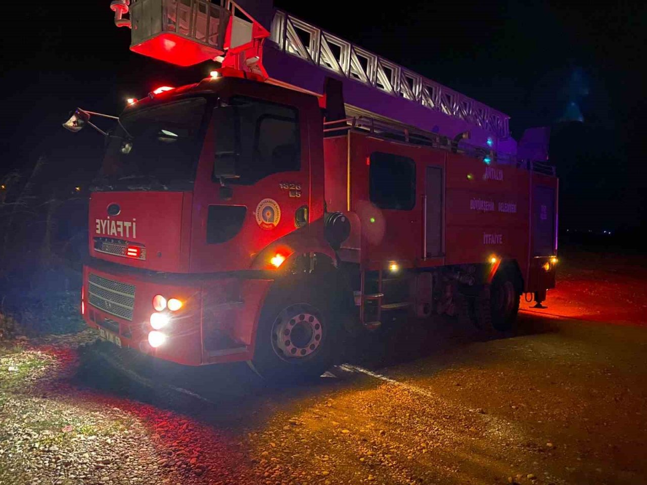 Sazlık alanda çıkan yangın korkuttu