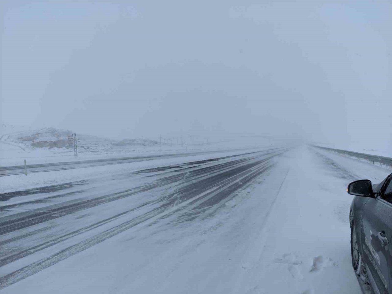 Ardahan’da kar ve tipi ulaşımı aksatıyor