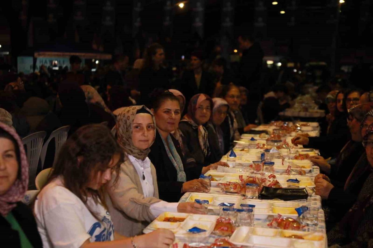 Aydın Büyükşehir Belediyesi iftar programlarını sürdürüyor