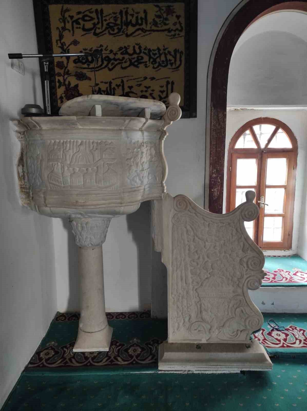 Tarihi camii, mimarisiyle dikkat çekiyor