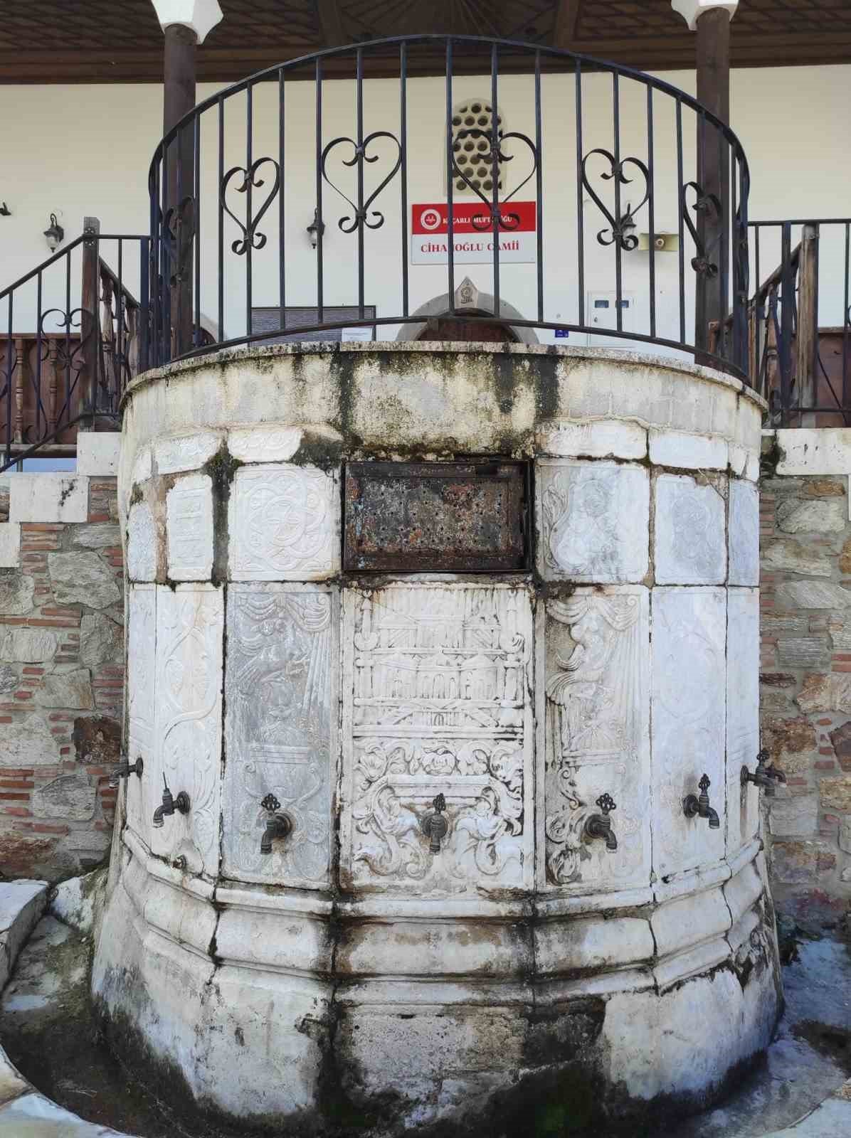 Tarihi camii, mimarisiyle dikkat çekiyor