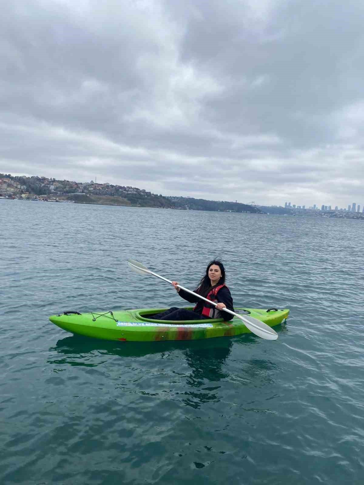 Kano meraklısı vatandaşlar İstanbul Boğazı’nın serin sularında manzaranın tadını çıkarıyor