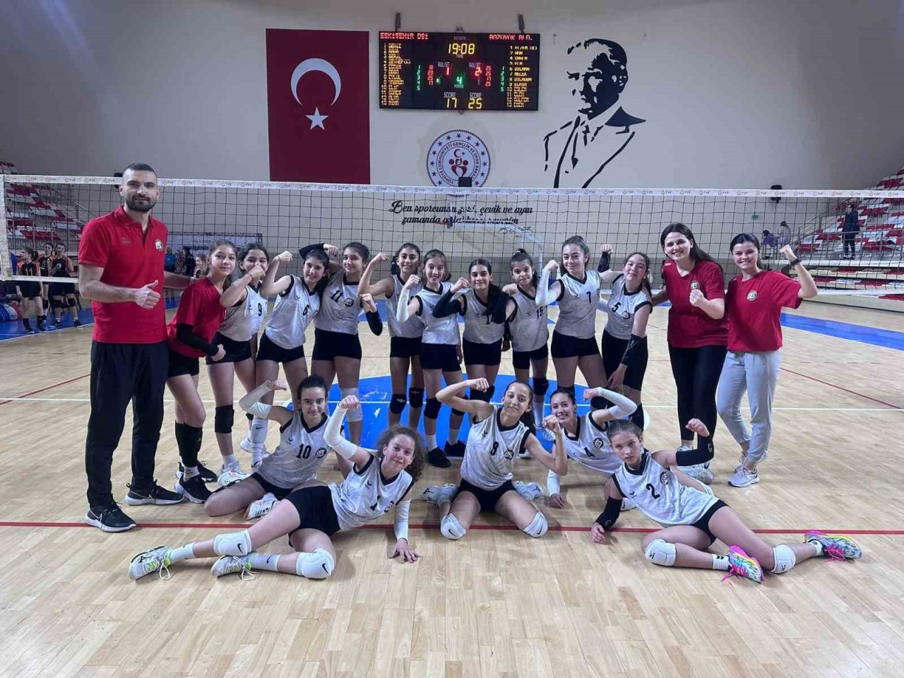 Midi Kız Voleybol Takımı ard arda 2. kez Türkiye’nin en iyi 32 takımı arasında