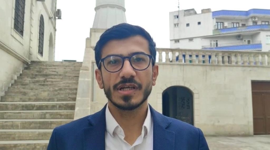 Nusaybin’de minareye isabet eden yıldırım kameraya yansıdı