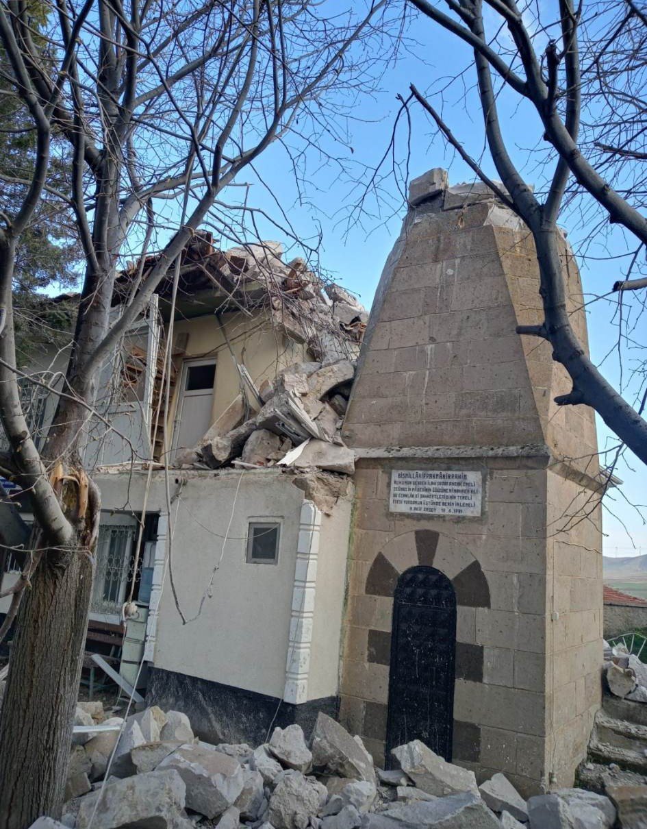Kırşehir’de cami minaresi şiddetli rüzgarda yıkıldı