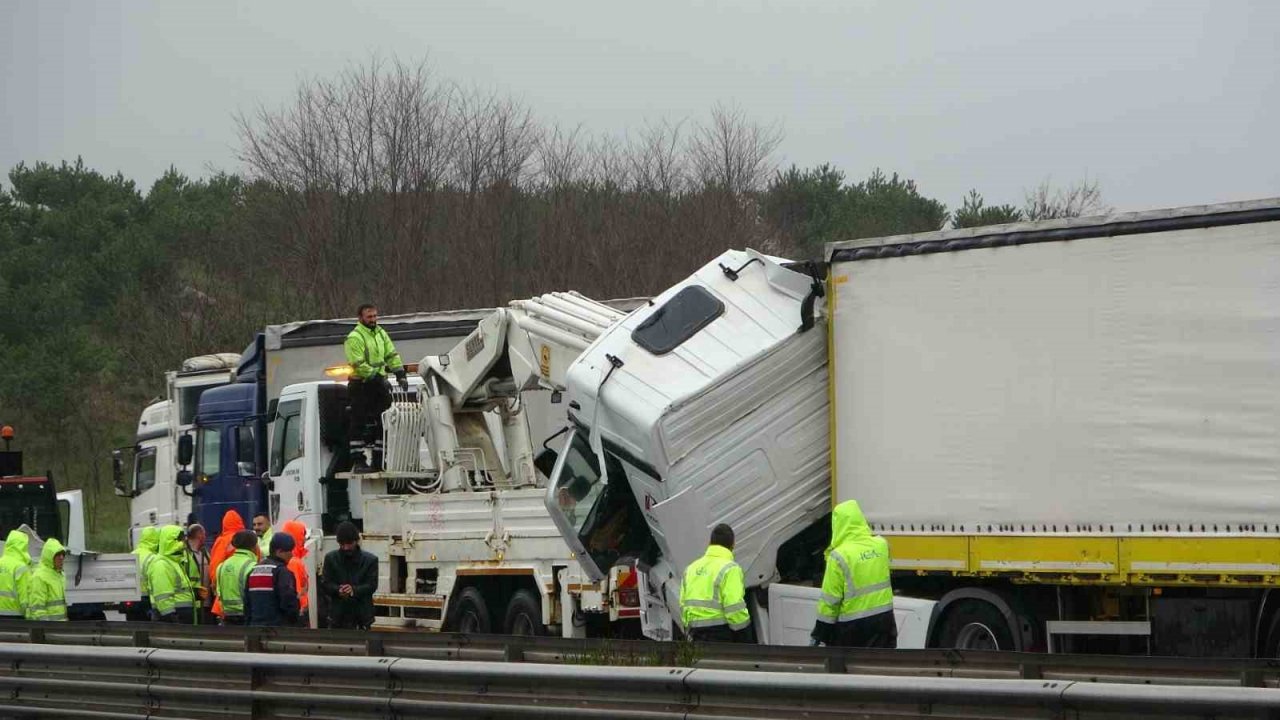 Çekmeköy’de art arda iki kaza: Tır ve kamyonet birbirine girdi