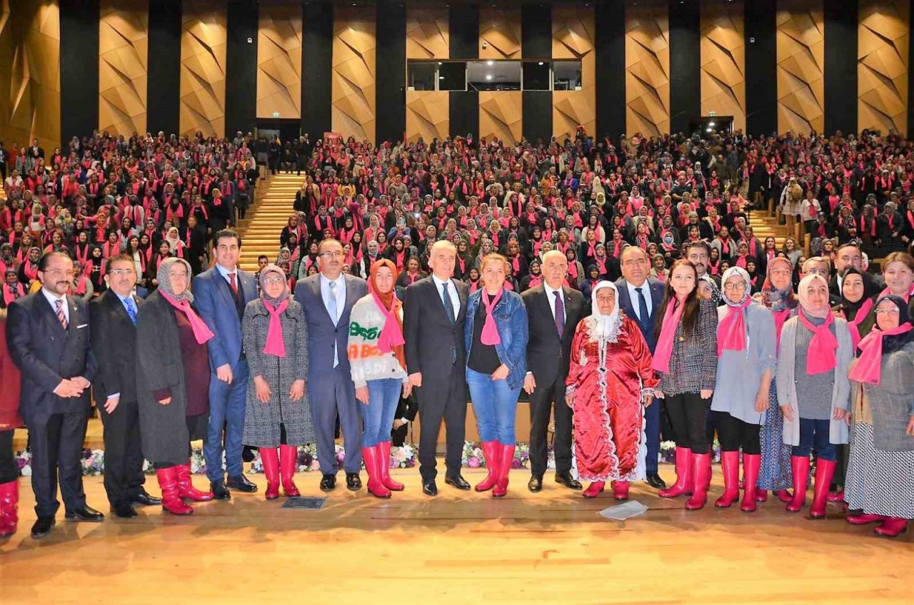 Denizli’nin 428 mahallesindeki 7 bin 552 kadına süt işleme ve hijyen eğitini verildi