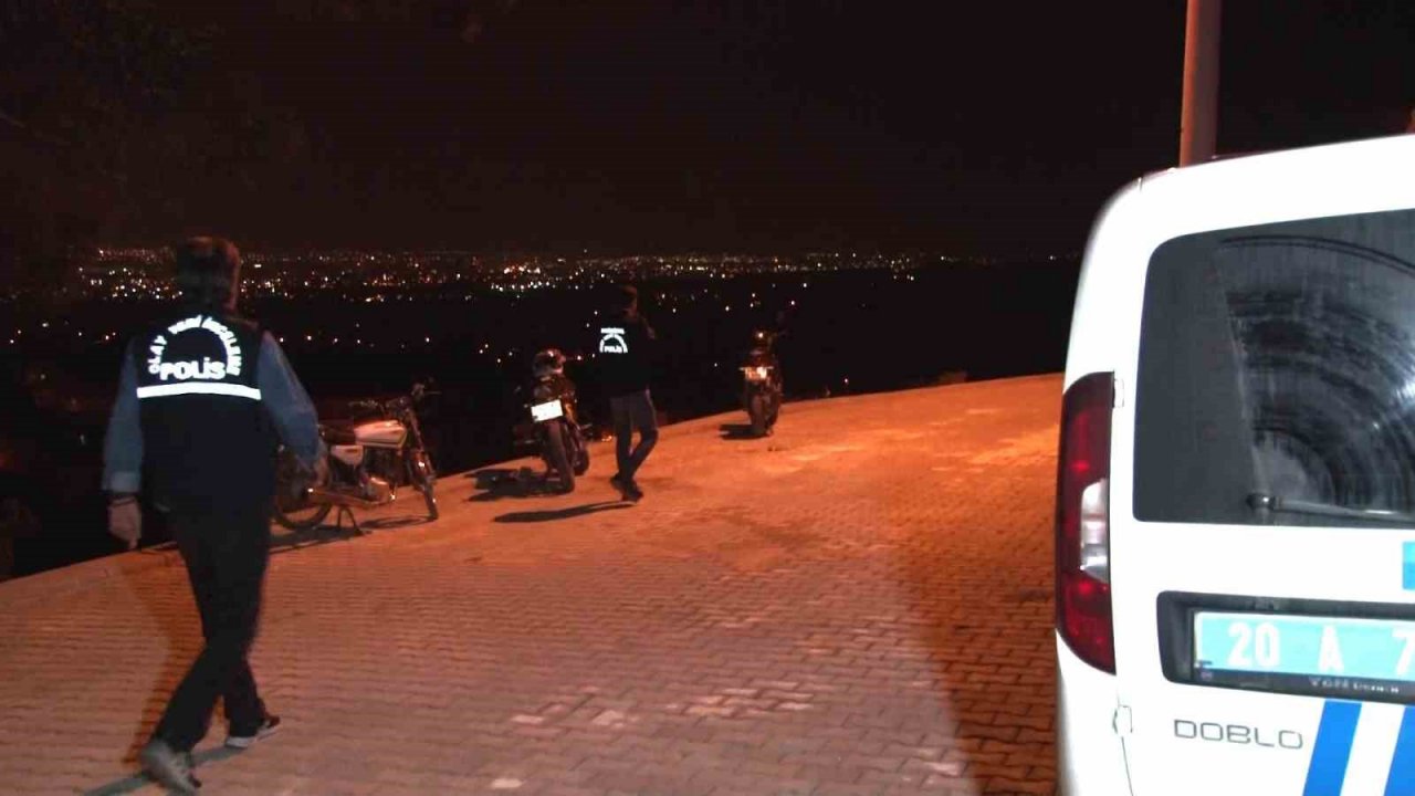 Pompalı tüfekten çıkan saçmalar yol kenarında oturan gençlere isabet etti; 4 yaralı