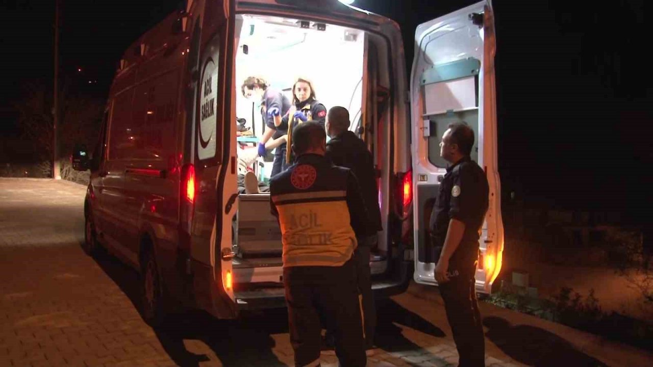 Pompalı tüfekten çıkan saçmalar yol kenarında oturan gençlere isabet etti; 4 yaralı