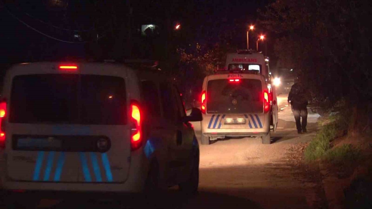 Pompalı tüfekten çıkan saçmalar yol kenarında oturan gençlere isabet etti; 4 yaralı