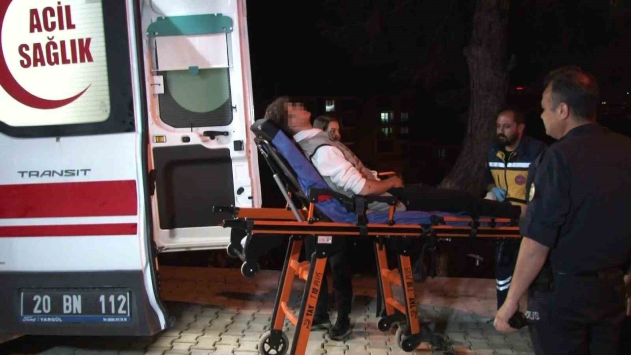 Pompalı tüfekten çıkan saçmalar yol kenarında oturan gençlere isabet etti; 4 yaralı