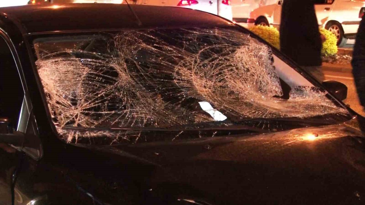 Otomobilin çarptığı 2 yaya ağır yaralandı