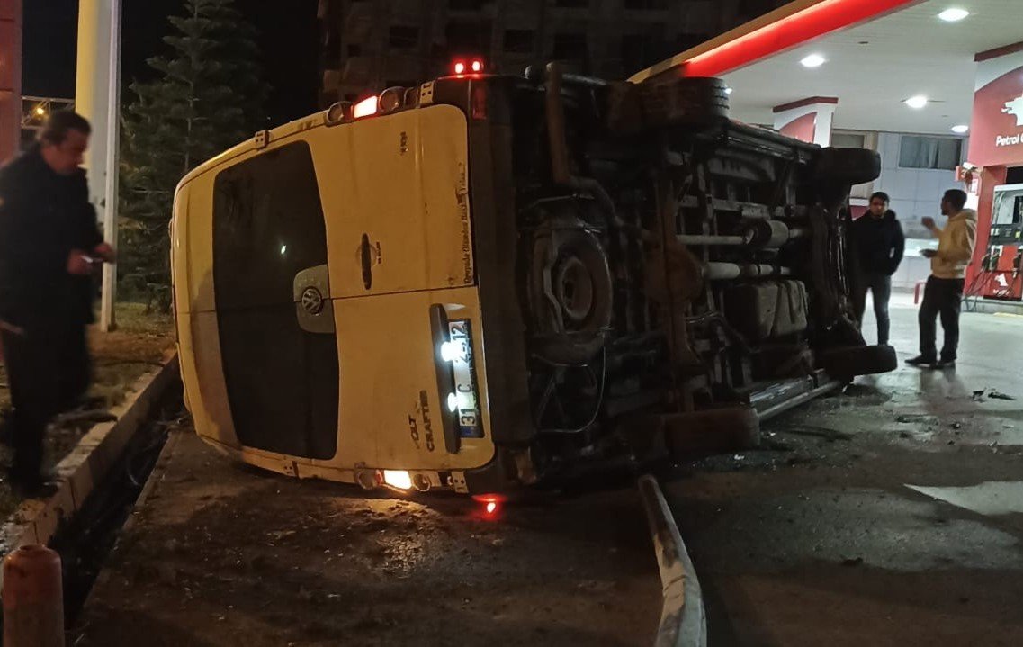 Hatay’da kontrolden çıkan minibüs benzin istasyonuna daldı