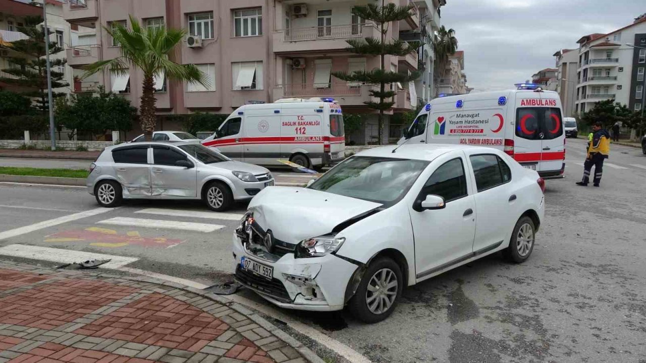 Manavgat’ta 2 otomobil çarpıştı: 1 yaralı