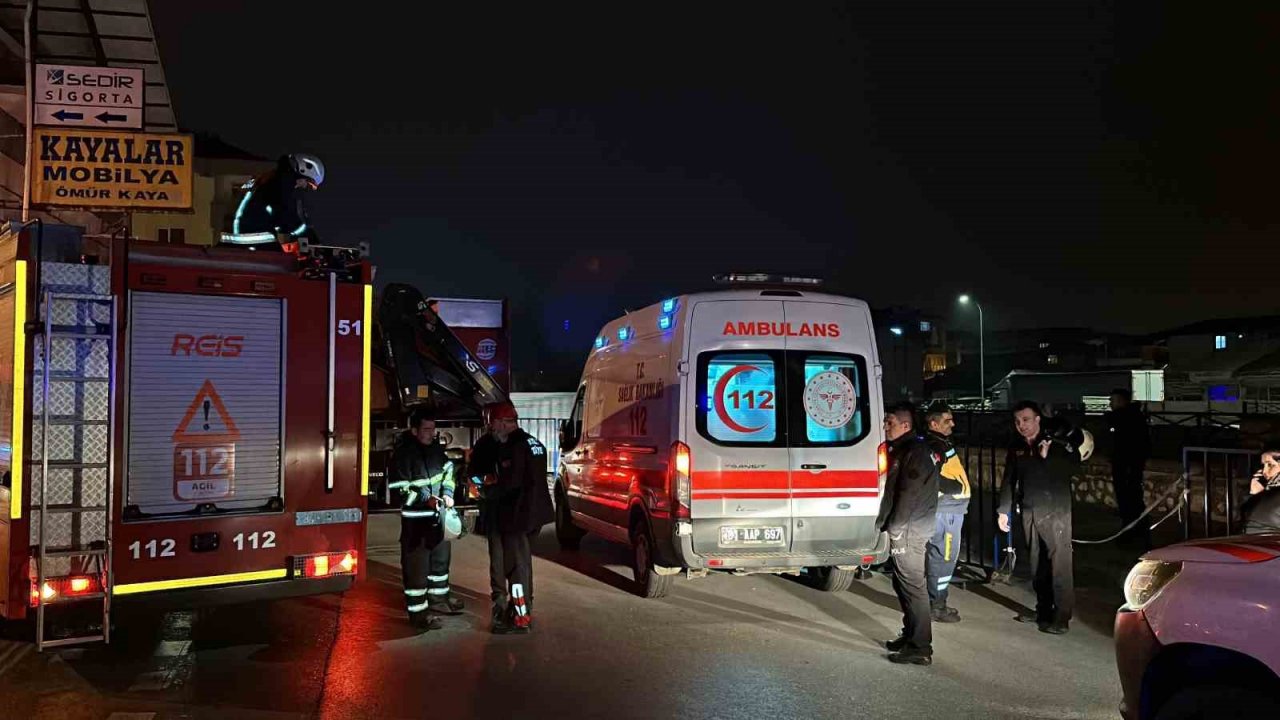 Topu dereye düşünce peşinden atladı, 12 yaşındaki çocuğu itfaiye kurtardı