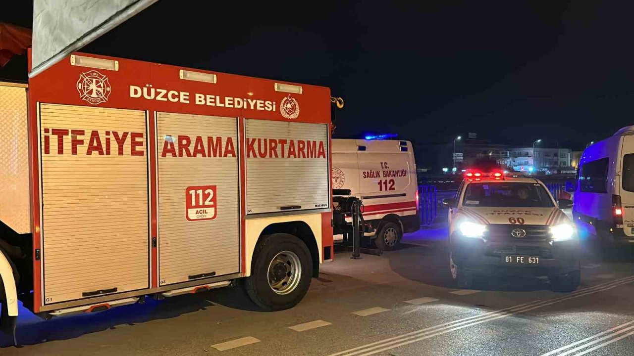 Topu dereye düşünce peşinden atladı, 12 yaşındaki çocuğu itfaiye kurtardı