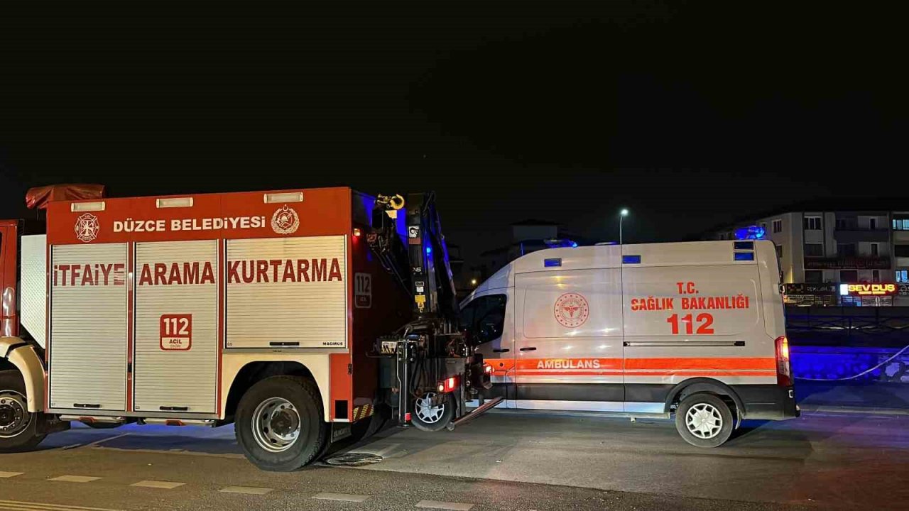 Topu dereye düşünce peşinden atladı, 12 yaşındaki çocuğu itfaiye kurtardı