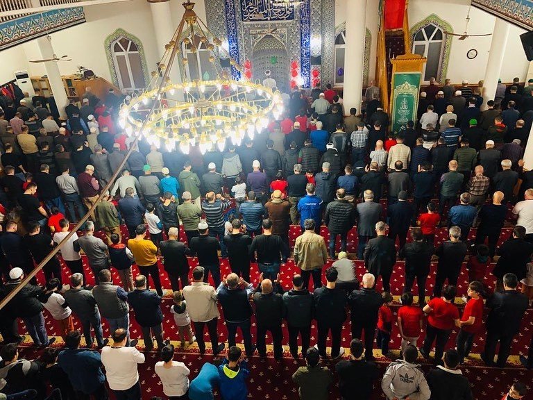 Aydınlı çocuklar camileri dolduruyor