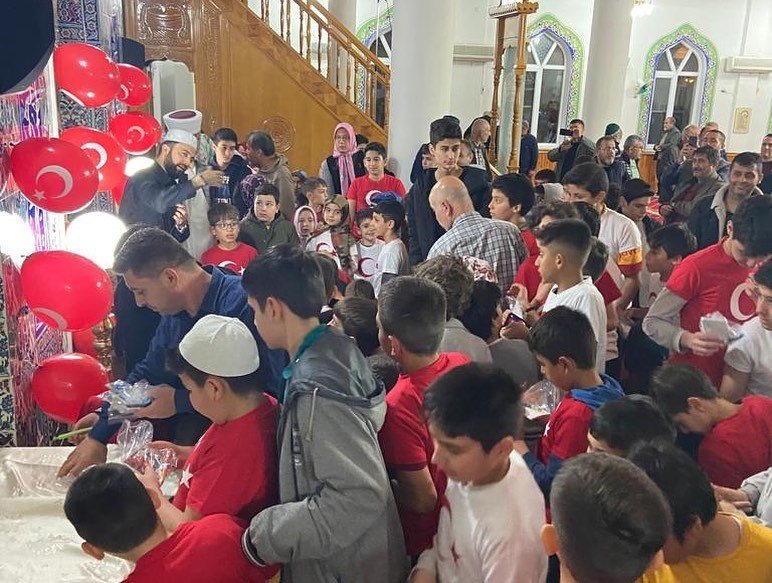 Aydınlı çocuklar camileri dolduruyor