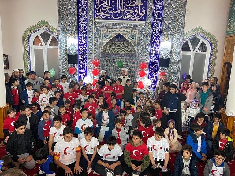 Aydınlı çocuklar camileri dolduruyor