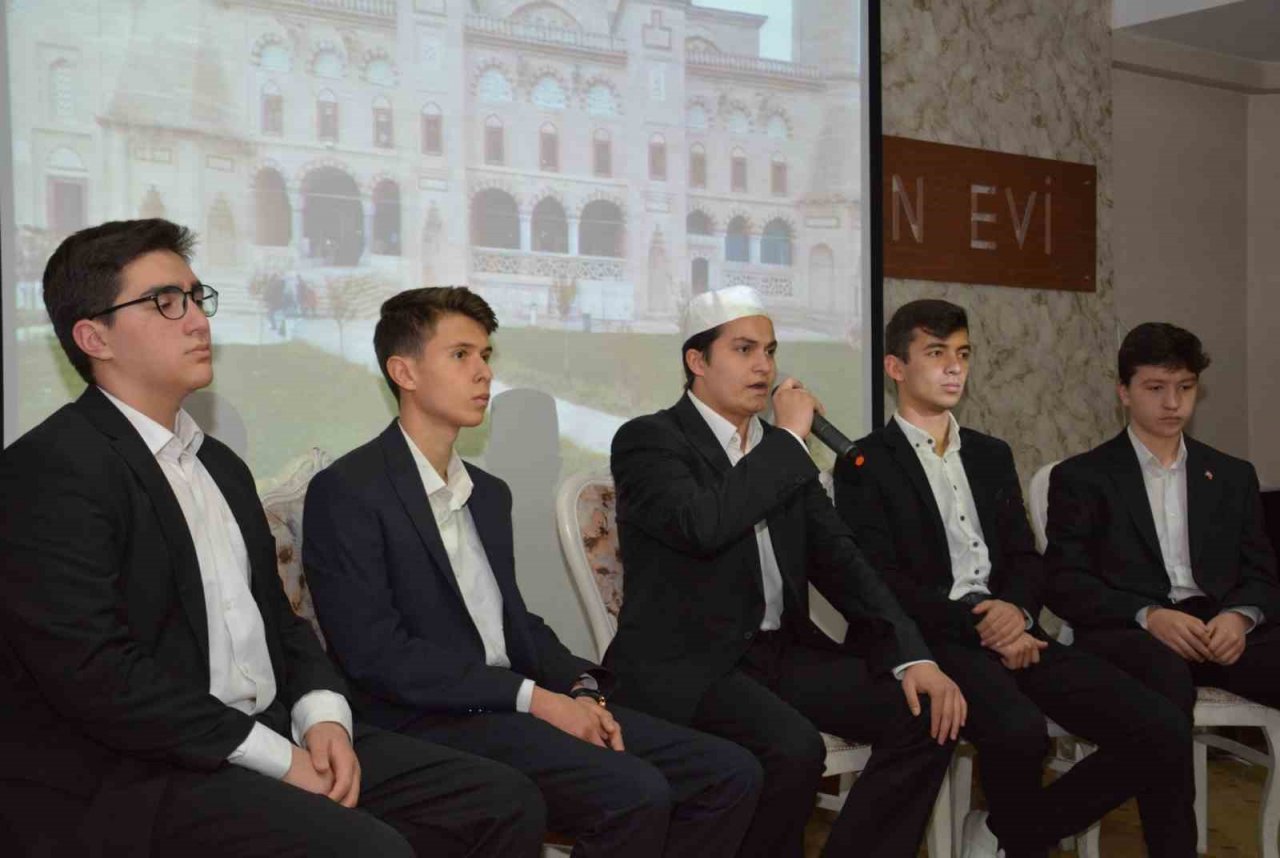 Depremzedeler iftar programında bir araya geldi