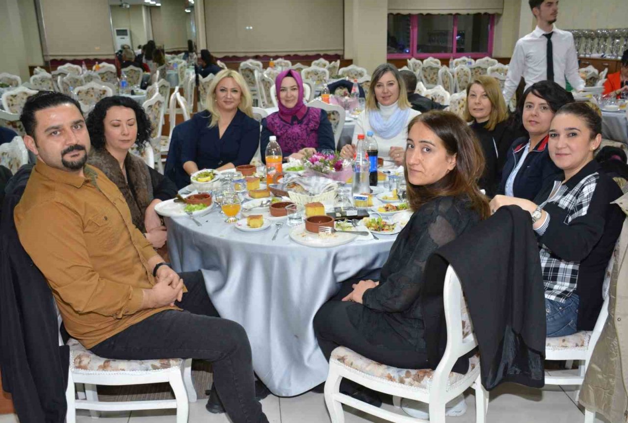 Depremzedeler iftar programında bir araya geldi