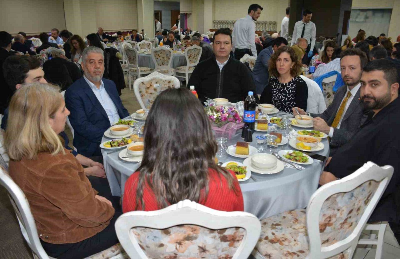 Depremzedeler iftar programında bir araya geldi