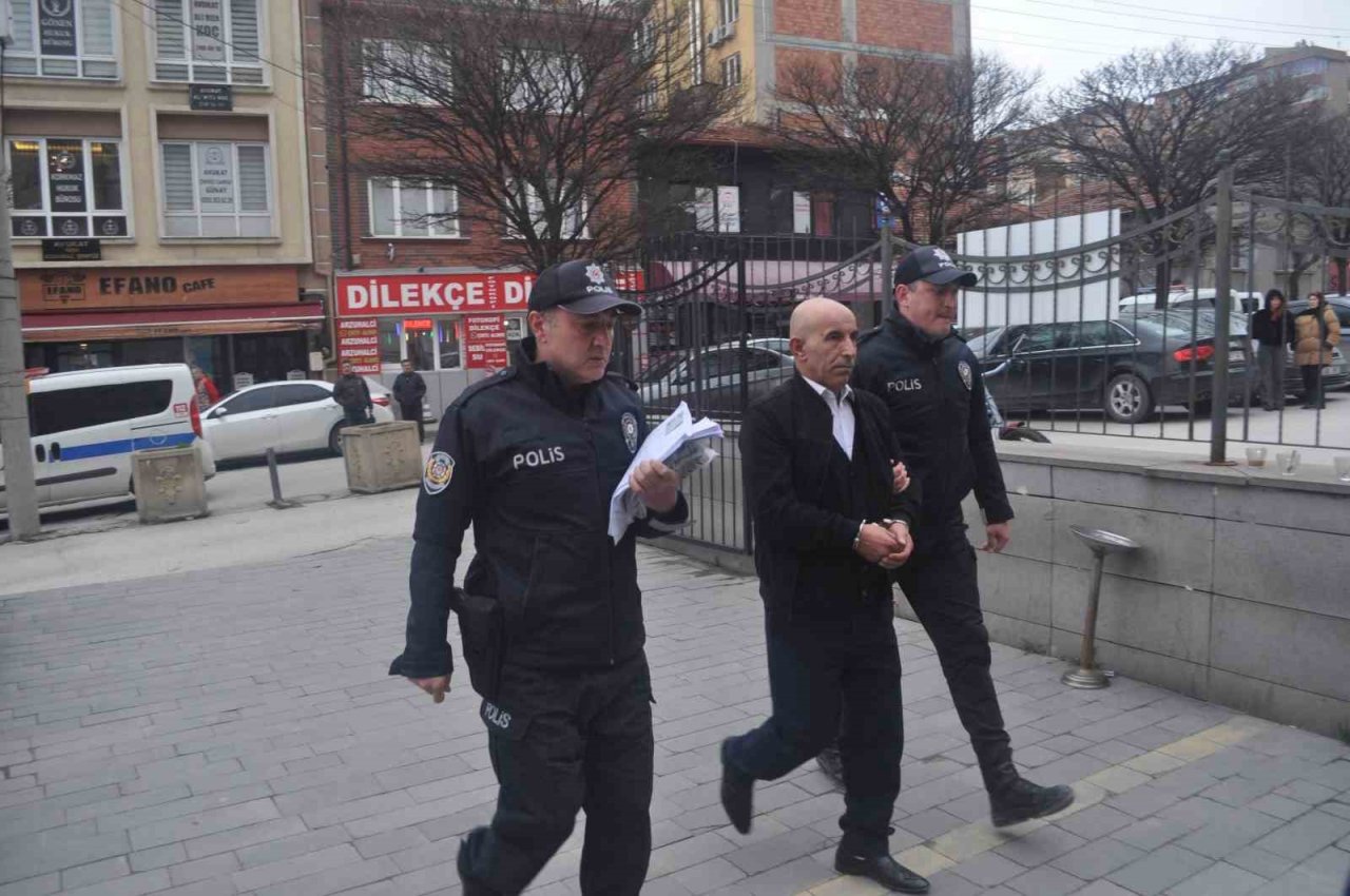 Jandarma aracı ve minibüse çarpan otobüsün şoförü adliyeyi sevk edildi