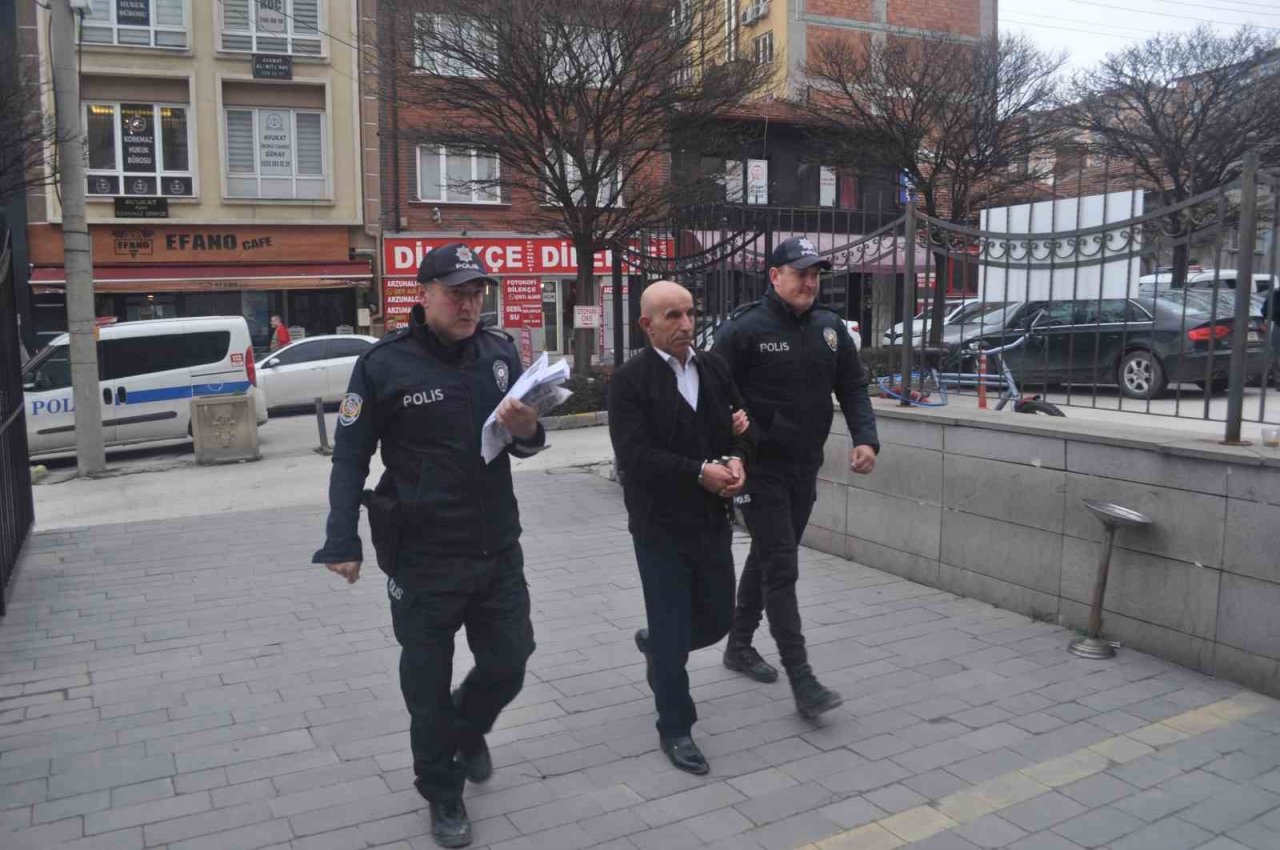 Jandarma aracı ve minibüse çarpan otobüsün şoförü adliyeyi sevk edildi