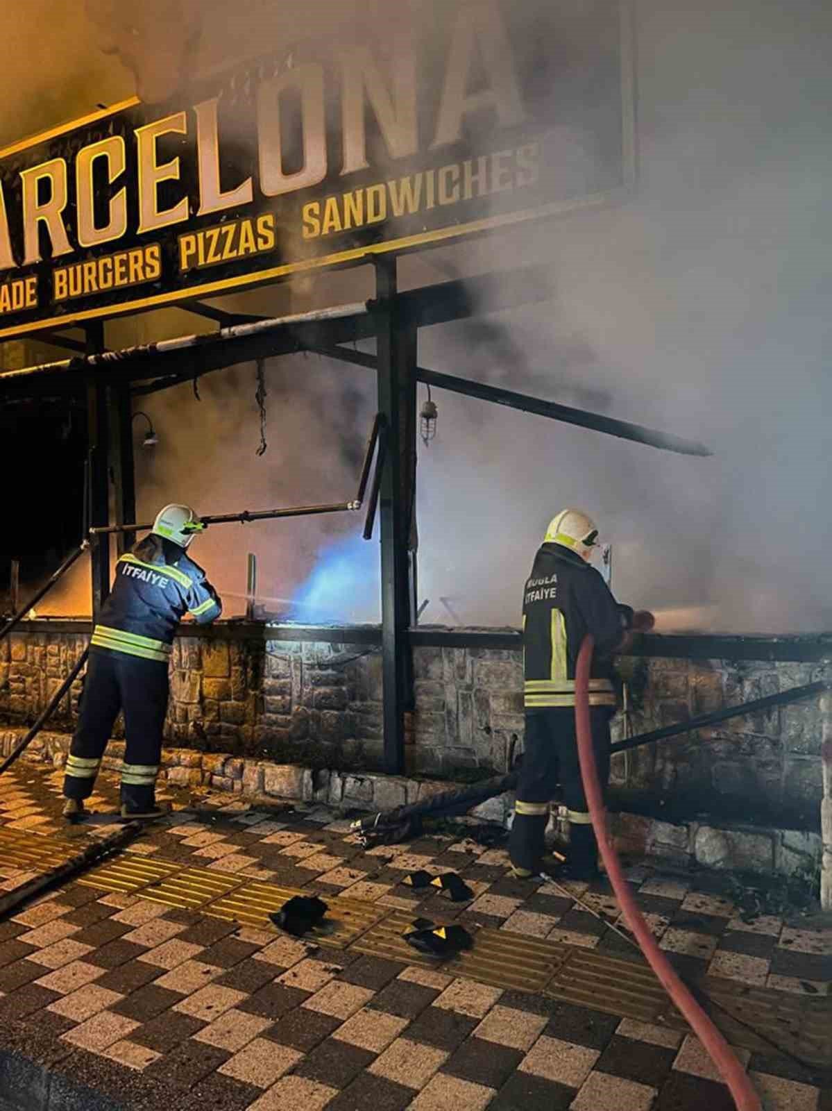 Ölüdeniz’de aynı kişiye ait iki ayrı işyeri aynı anda kundaklandı