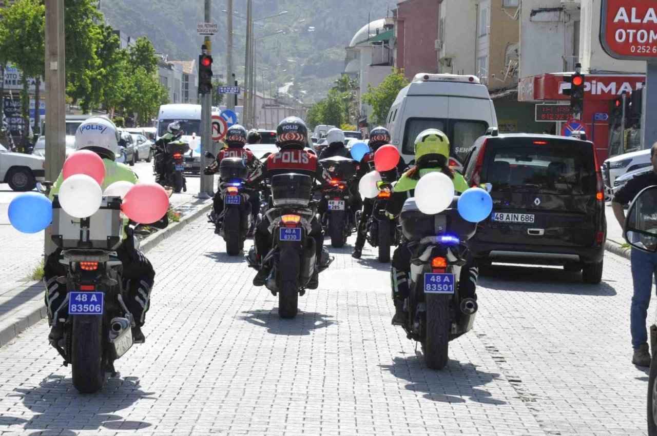 Fethiye Polisinden anlamlı kortej