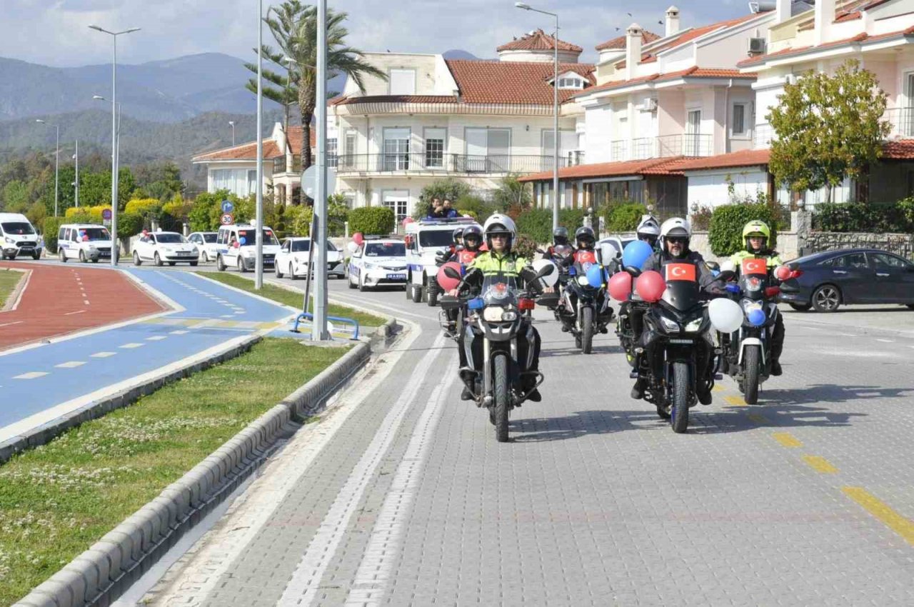 Fethiye Polisinden anlamlı kortej