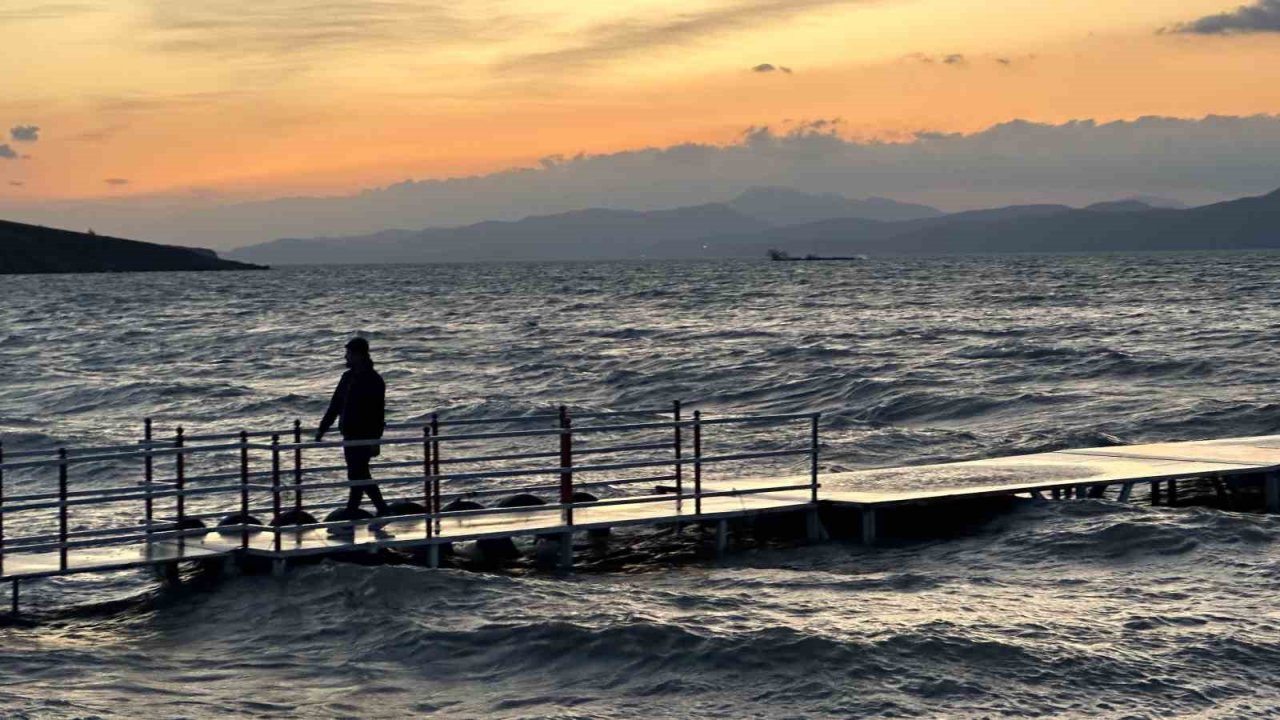 Hazar Gölü üzerinde doğan güneş, görenleri mest etti