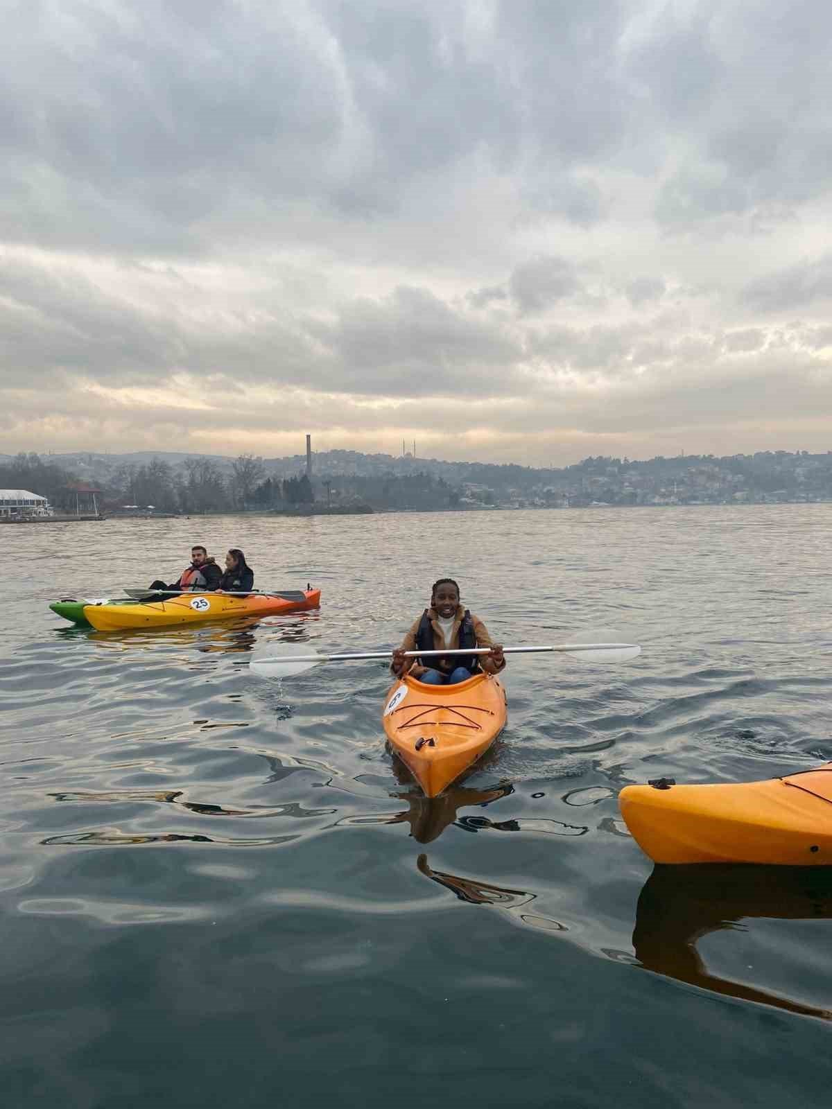 Kano meraklısı vatandaşlar İstanbul Boğazı’nın serin sularında manzaranın tadını çıkarıyor