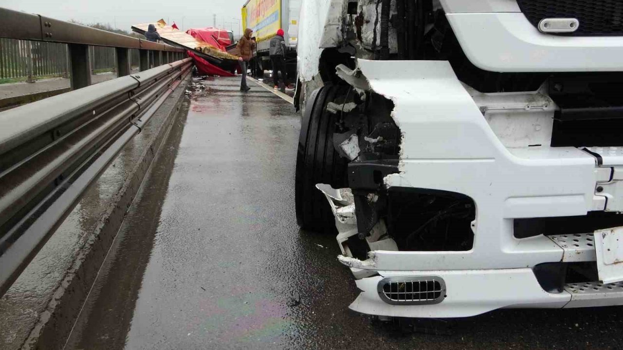 Çekmeköy’de art arda iki kaza: Tır ve kamyonet birbirine girdi