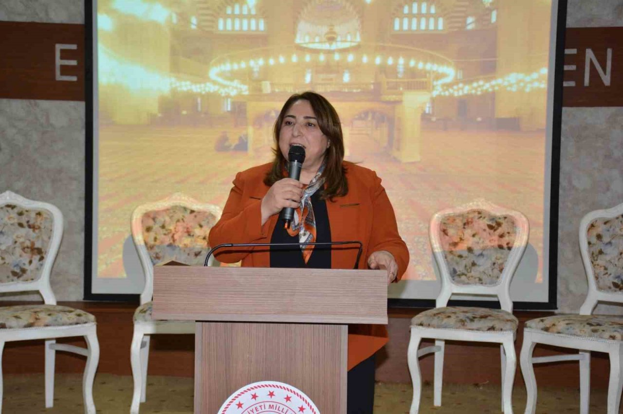 Depremzedeler iftar programında bir araya geldi