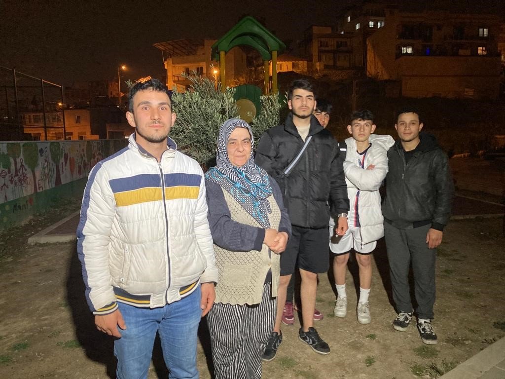 Madde bağımlılarından bıkan mahalle sakinleri parka ışıklandırma istiyor