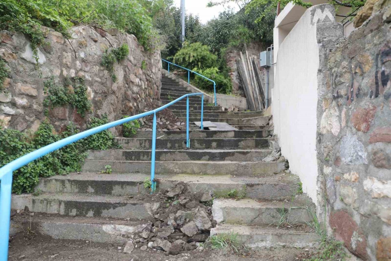 Akçakoca Mahallesi’nde merdivenler yenileniyor