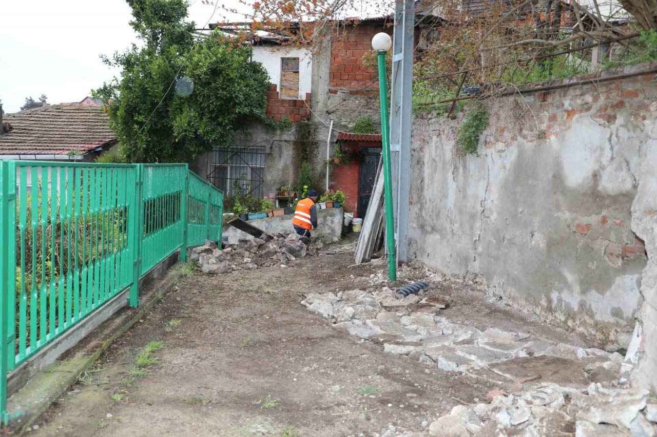 Akçakoca Mahallesi’nde merdivenler yenileniyor