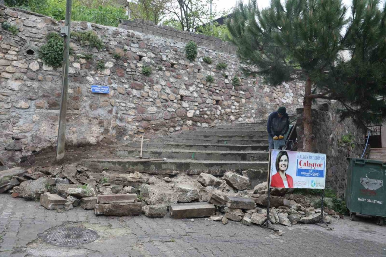 Akçakoca Mahallesi’nde merdivenler yenileniyor