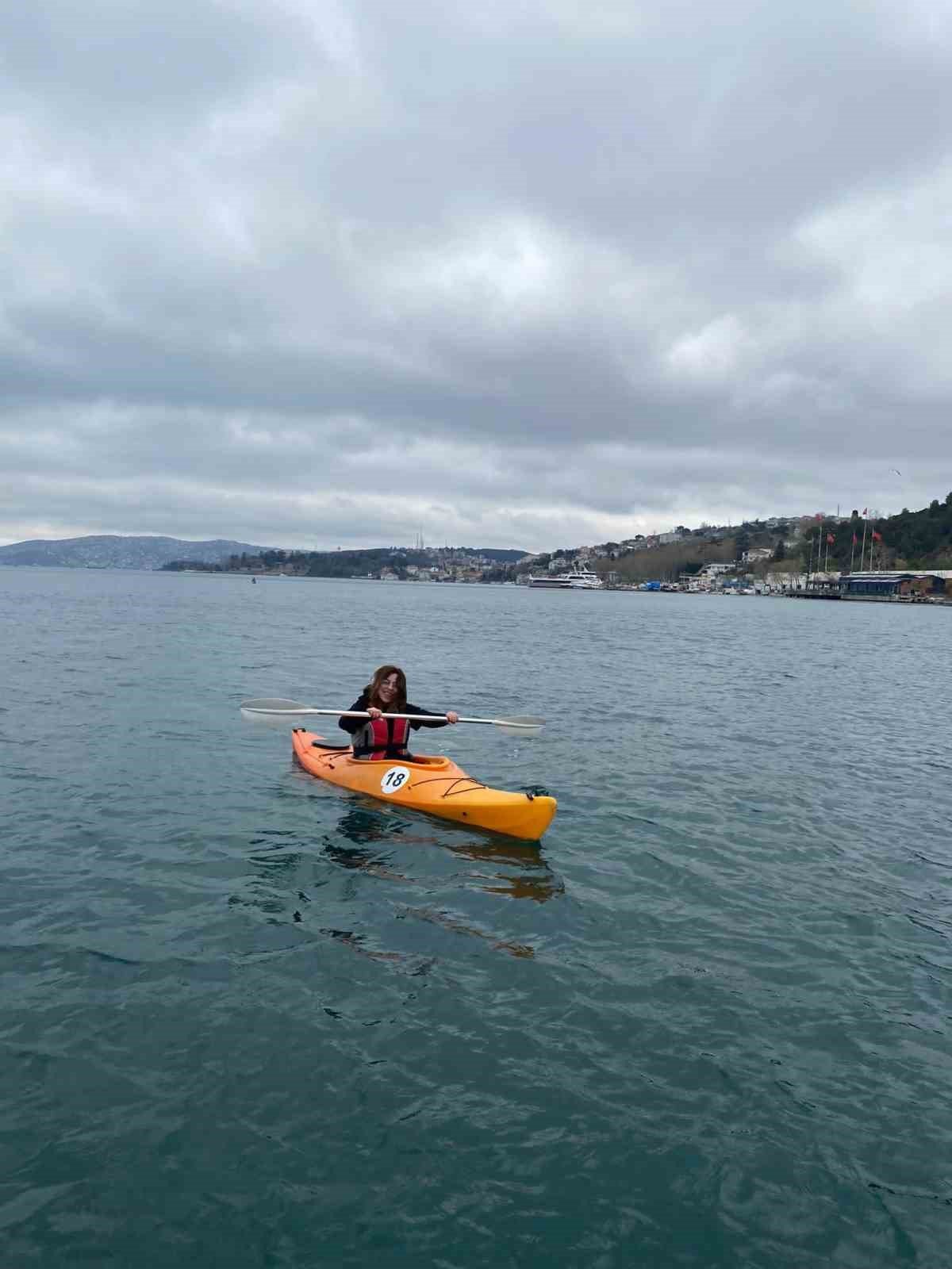Kano meraklısı vatandaşlar İstanbul Boğazı’nın serin sularında manzaranın tadını çıkarıyor