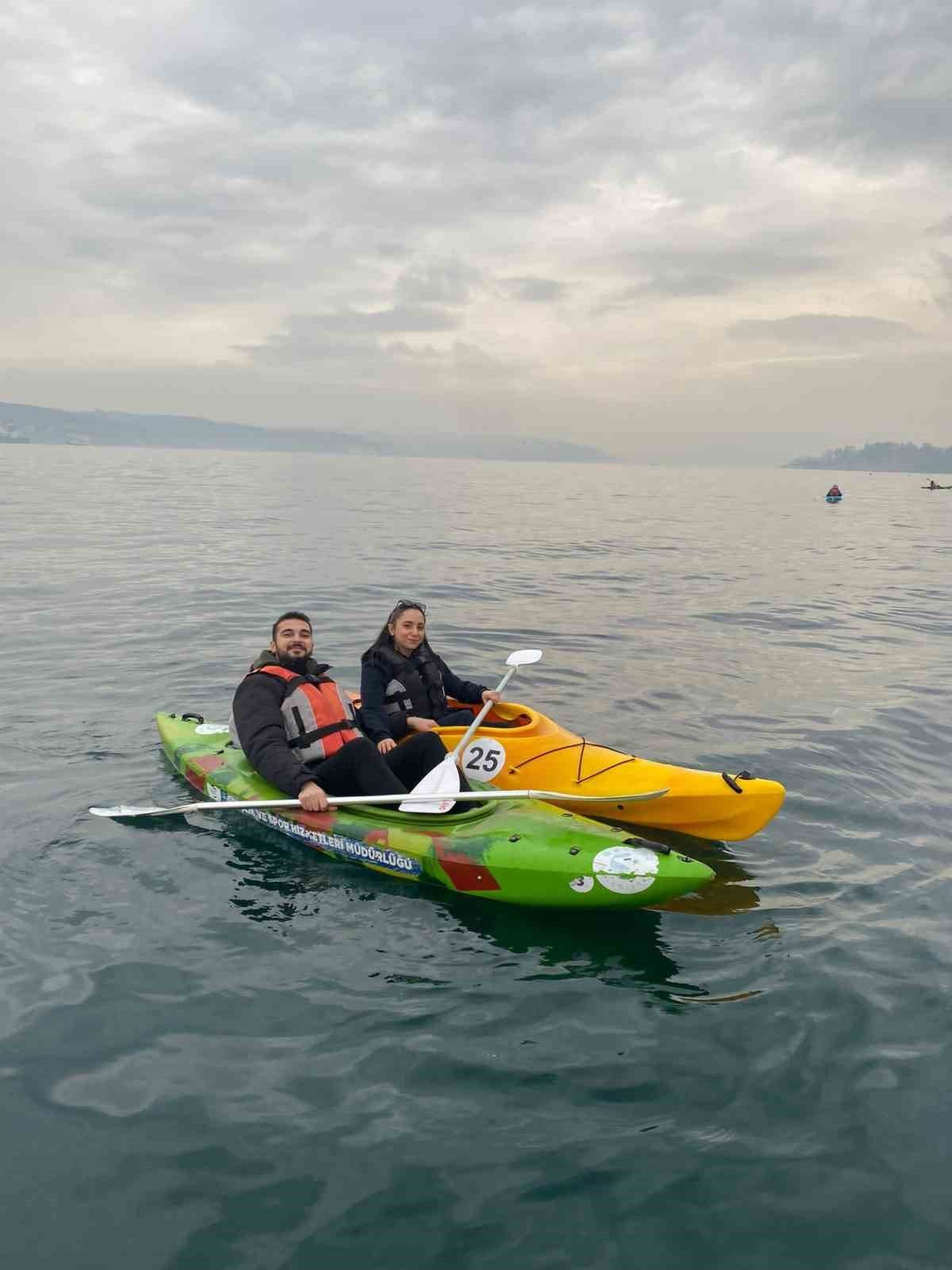 Kano meraklısı vatandaşlar İstanbul Boğazı’nın serin sularında manzaranın tadını çıkarıyor