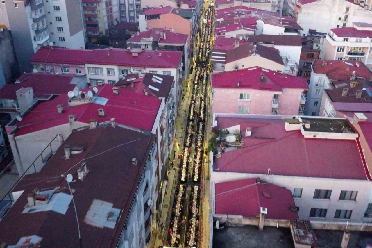 Tarihi cadde peyzaj çalışmasının ardından verilen iftar yemeği ile hizmete açıldı