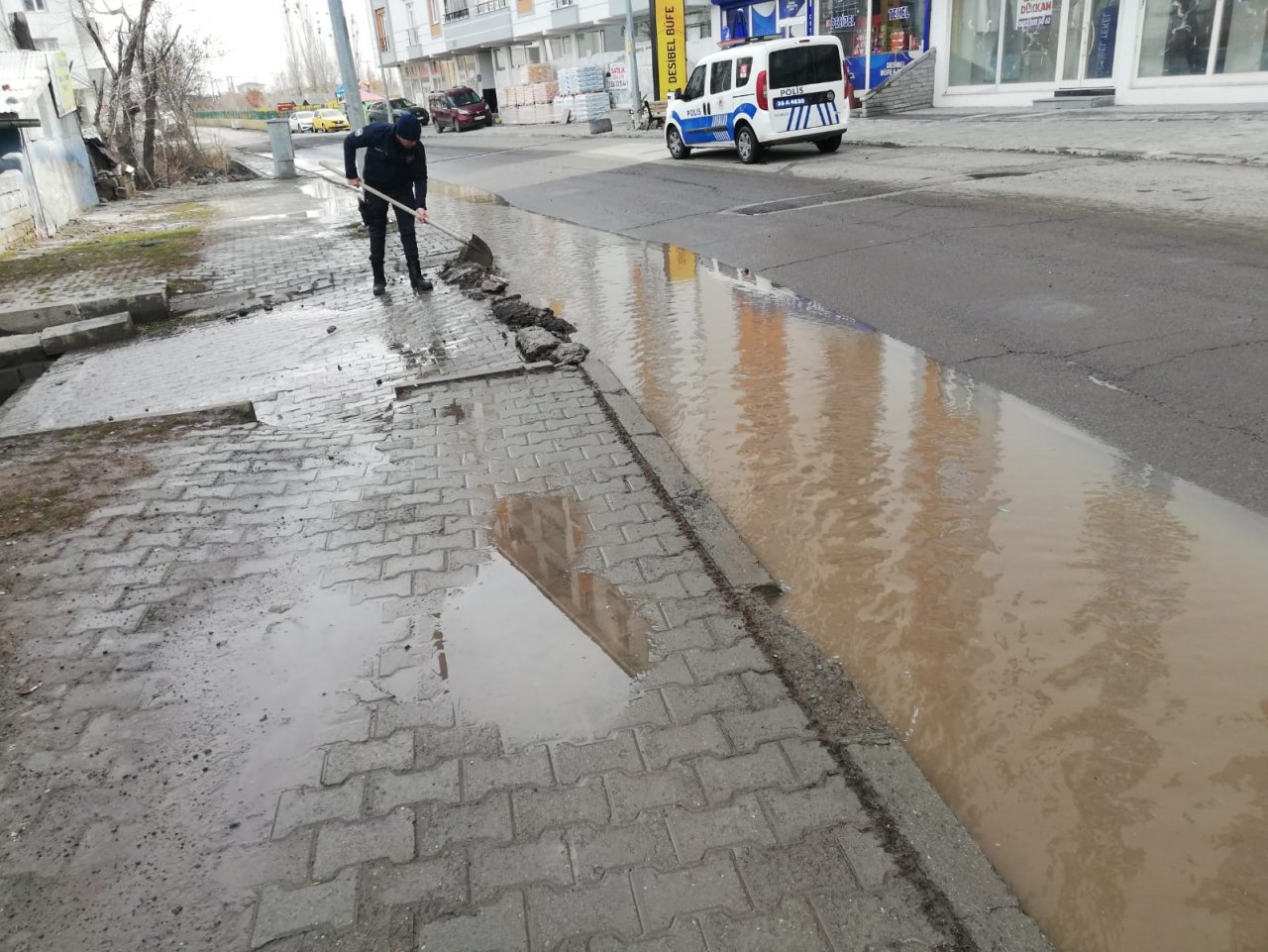 Kars polisinden örnek davranış