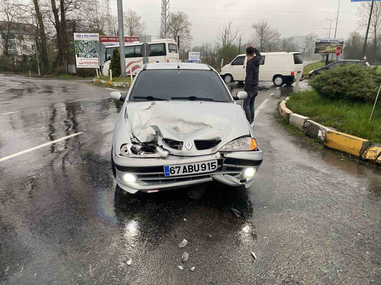 İki araç kavşakta çarpıştı