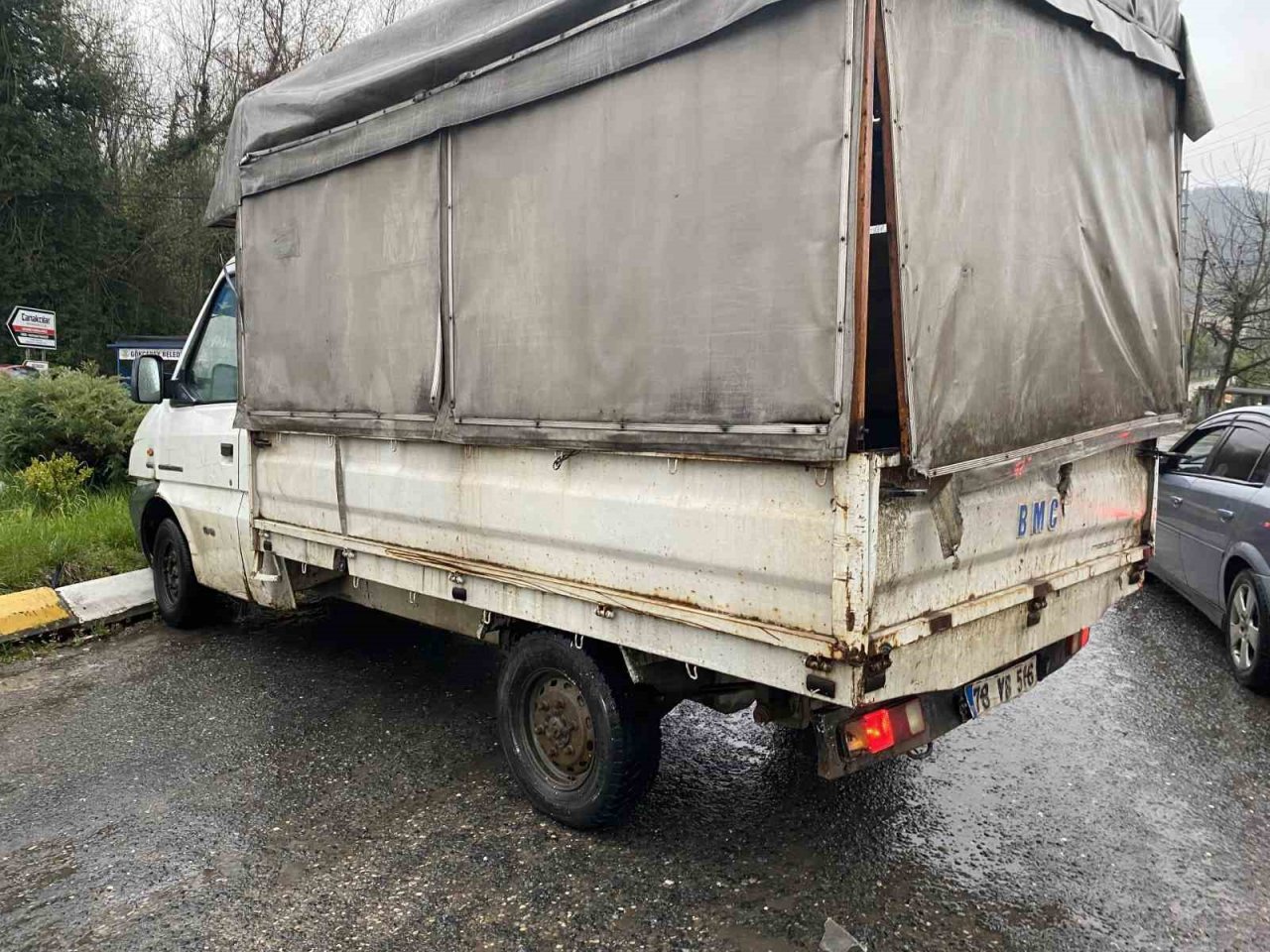 İki araç kavşakta çarpıştı